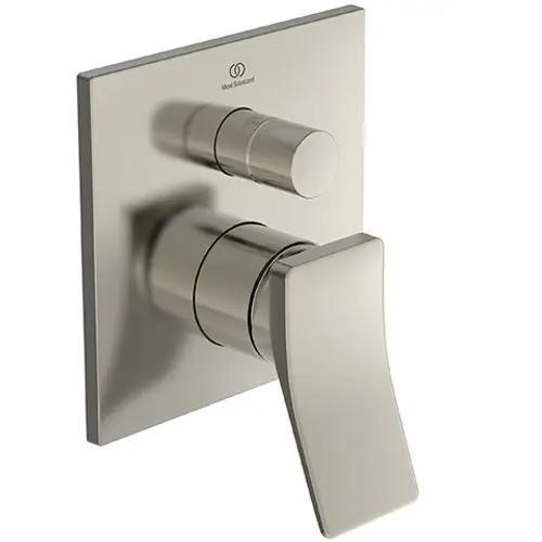 Kompakte Wandarmatur von Ideal Standard mit zwei Reglern und einem ausladenden Wasserhahn in einem matten Silberfinish, montiert auf einer quadratischen Wandplatte.